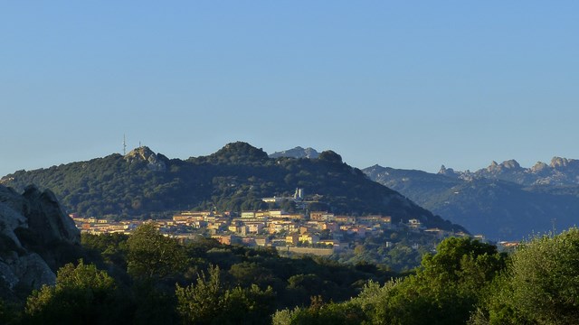 Blick auf Luogosanto von Palazzu di Baldu